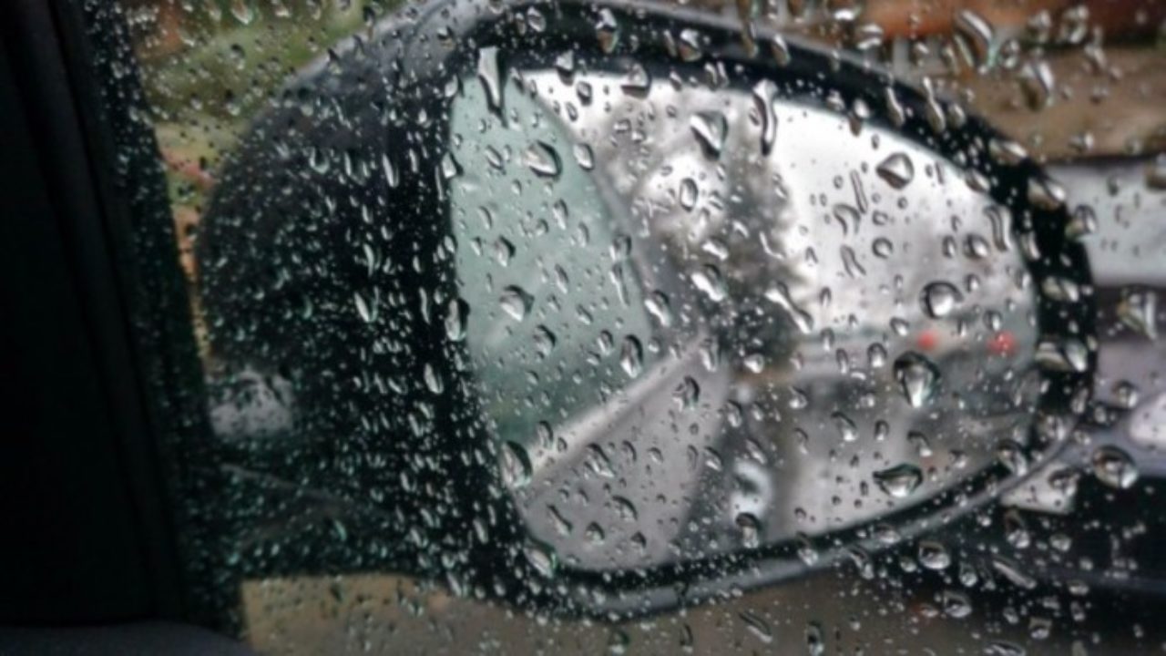 Як захистити бічні дзеркала авто від води та бруду