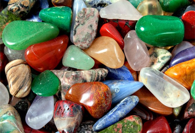 Переваги купівлі жіночих браслетів з натурального каміння