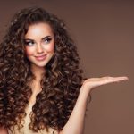 Чем привлекателен выбор натурального шампуня для вьющихся волос