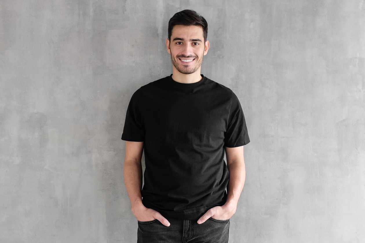 Почему черная мужская футболка - это must-have в вашем гардеробе